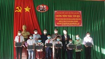 Đoàn ĐBQH tỉnh và đại diện Tập đoàn Tây Bắc trao tặng máy tính bảng cho các em học sinh có hoàn cảnh khó khăn tại các huyện Cát Tiên, Đạ Tẻh, Đạ Huoai, Bảo Lâm và TP Bảo Lộc