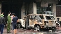 Chiếc xe bị thiêu rụi, chỉ còn khung kim loại