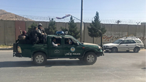 Người dân tháo chạy ra sân bay, quán xá đóng cửa im lìm tại thủ đô Kabul