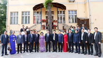 Chủ tịch Quốc hội và Đoàn đến thăm Đại sứ quán Việt Nam.
