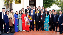 Chủ tịch Quốc hội và Đoàn đến thăm Đại sứ quán và gặp gỡ cộng đồng người Việt tại Anh.