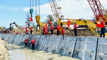 Cấu kiện kè cuối cùng hoàn thành 805m kè sông Ray làng Chài
