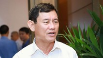 ĐB Nguyễn Ngọc Phương trả lời phỏng vấn bên hành lang Quốc hội.