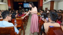 Lý Nhã Kỳ giao lưu với các bạn sinh viên.