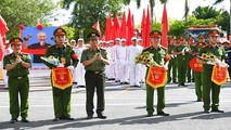 Thiếu tướng Vũ Thanh Chương, Giám đốc CATP TP Hải Phòng tặng cờ lưu niệm các đội tham gia hội thao