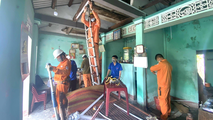 Tích cực sửa chữa hệ thống điện tại các gia đình chính sách