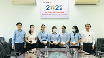 Ông Nguyễn Đại Phúc (bên phải), ông Trần Văn Minh (bên trái) tặng quà cho CBCNV có hoàn cảnh khó khăn.