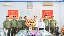 Phó Giám đốc Công an tỉnh An Giang thăm hỏi, chúc mừng cán bộ y tế nhân ngày thầy thuốc Việt Nam