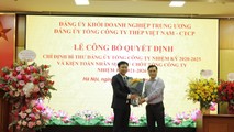 Ông Nguyễn Chí Thành - Chủ tịch SCIC trao Quyết định và tặng hoa chúc mừng ông Lê Thanh Tuấn.