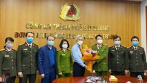 Lãnh đạo TP Hải Dương động viên, thưởng nóng cho Công an Thành phố số tiền 20 triệu đồng.
