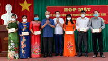 Ông Nguyễn Phú Cường, ông Trịnh Xuân An trao tặng các phần quà cho người có công