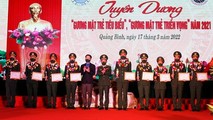 Trung tướng Đỗ Danh Vượng và lãnh đạo Trung ương Đoàn Thanh niên Cộng sản Hồ Chí Minh tuyên dương 10 “Gương mặt trẻ tiêu biểu” BĐBP năm 2021.