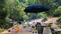 Nhiều sạp gỗ được dựng lên tại khu vực suối Chà Cùng để phục vụ du khách.