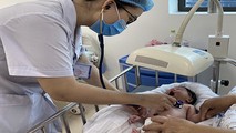 Thăm khám cho trẻ tại Khoa Nhi Bệnh viện Quốc tế Thái Nguyên.