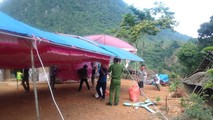 Đoàn viên Công đoàn xã Suối Bu tuyên truyền gia đình dân tộc Mông dừng, hoãn đám cưới để phòng dịch COVID-19.