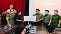 Công an Quận Cầu Giấy hỗ trợ công tác phòng chống dịch COVID-19 một tấn gạo, một tấn rau củ.
