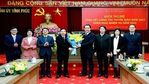 Ông Phạm Hoàng Anh, Phó Bí thư Thường trực Tỉnh ủy tặng hoa chúc mừng Ban biên tập Trang thông tin điện tử Tỉnh ủy. Ảnh: Bích Phượng