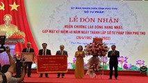 Phó Bí thư Tỉnh ủy, Chủ tịch UBND tỉnh, ông Bùi Văn Quang trao Huân chương Lao động hạng Nhất và tặng hoa chúc mừng Sở Tư pháp (đứng đầu tiên từ phải qua trái)