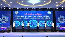 Các đại biểu bấm nút phát động triển khai nền tảng “Công dân số Xứ Lạng” và phát triển tài khoản thanh toán điện tử