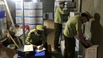 Cục QLTT Sơn La tiến hành kiểm tra cơ sở sản xuất nước uống đóng chai mang nhãn hiệu AQUAA&H của ông Phan Văn An.