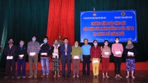 Bí thư Thành ủy Quảng Ngãi Nguyễn Cao Phúc (thứ 6, từ trái qua) và Chủ tịch Công đoàn CNS Trần Hữu Trung (áo xanh) tặng quà cho bà con ở TP Quảng Ngãi.