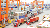 Sau khi cán mức xuất siêu kỷ lục vượt 20 tỷ USD trong 11 tháng, nửa đầu tháng 12, kim ngạch xuất khẩu cả nước đạt 12,28 tỷ USD, giảm 8,3% so với nửa cuối tháng 11/2020.