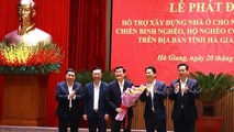 Các đồng chí Thường trực Tỉnh ủy tặng hoa cảm ơn sự quan tâm, ủng hộ của nguyên Chủ tịch nước Trương Tấn Sang với chương trình.