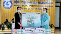 50.000 sản phẩm Vinamilk ColosGold 3 và sữa uống dinh dưỡng ColosGold đã được Vinamilk trao tặng cho con em các y bác sĩ tuyến đầu.