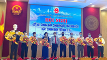Đại diện lãnh đạo tỉnh Khánh Hòa tuyên dương và tặng hoa cho các doanh nhân, doanh nghiệp tiêu biểu.