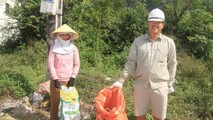Vợ chồng anh Hồ Phi Quyết với công việc tự nguyện