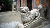 Nghê chầu ở cửa đình