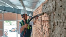 Công nhân Công ty Nam Phú Lộc đang thi công tại một công trình.