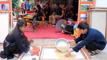 Công đoạn tráng bột giấy ra khuôn để làm giấy dó của người Cao Lan. (Ảnh: Báo Bắc Giang).