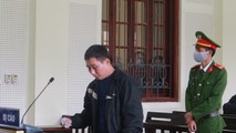 Bị cáo Nguyễn Xuân Tú tỏ ra hối hận vì đã sát hại mẹ đẻ trong cơn say.