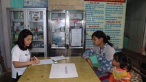 Giám định viên BHYT hướng dẫn người bệnh về thủ tục và quyền lợi về khám, chữa bệnh BHYT.