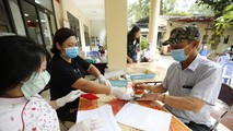 Người lao động nhận hỗ trợ khó khăn do dịch Covid-19.