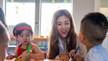 Ngoc Ho trực tiếp tham gia dạy trẻ tại Học viện Dino Land do cô làm chủ.