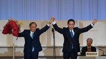 Ông Fumio Kishida (phải) cùng Thủ tướng Yoshihide Suga sau cuộc bầu chọn lãnh đạo đảng Dân chủ tự do ngày 29/9.