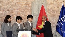Phó Tổng Giám đốc WIPO Hasan Klein trao danh hiệu cho 3 bạn trẻ Việt Nam.