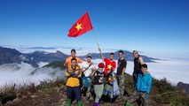 Du khách khám phá Vườn quốc gia Hoàng Liên và chinh phục đỉnh Fansipan.