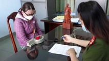 Đối tượng Lê Thị Hồng Yến tại cơ quan công an. (Ảnh: XM-CA)