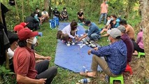 Các đối tượng tụ tập đánh bạc giữa rừng keo ở hồ Phú Ninh. (Ảnh: CA).