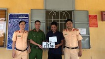 Người dân rất vui vẻ khi nhận được sự hỗ trợ nhiệt tình của Công an thành phố Hội An.