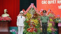 Thượng tướng Nguyễn Văn Thành - Thứ trưởng Bộ Công an - tặng hoa chúc mừng Thiếu tướng Lê Văn Tuyến được điều động giữ chức vụ Phó Chủ nhiệm Thường trực UBKT Đảng ủy Công an Trung ương.