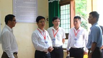 Đoàn công tác Bộ GD&ĐT kiểm tra phòng thi tại điểm trường THPT Chu Văn An. Ảnh Nguyễn Hiền