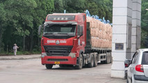 Những chiếc xe gắn logo "Quang Khải" bốc xếp hàng 100 tấn vật liệu mỗi ngày từ Nhà máy xi măng Bút Sơn đi.