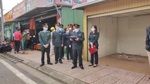 Chi cục Thi hành án dân sự TP.Hà Tĩnh phối hợp với các lực lượng chức năng của TP.Hà Tĩnh tiến hành cưỡng chế tháo dỡ ki-ốt xây dựng trên đất lấn chiếm.