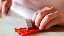 Phương pháp cứu cánh cho bà nội trợ khi bị rát tay do thái ớt