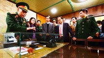 Khách tham quan nghe Thiếu tướng Nguyễn Văn Ninh - nhân chứng lịch sử kể về cuộc chiến 12 ngày đêm năm 1972 tại Hầm T1