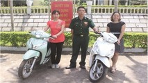 Chị Vũ Thị Lý và chị Nguyễn Thị Thủy Liên nhận lại xe máy bị mất cắp